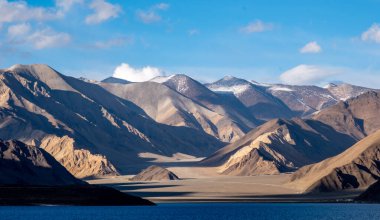 Pangong Gölü ve Himalaya Dağları 'nın mavi suları Hindistan ve Tibet arasındaki sınır boyunca, dünyanın en yüksek tuzlu su gölü 13.862 feet yüksekliğindedir.