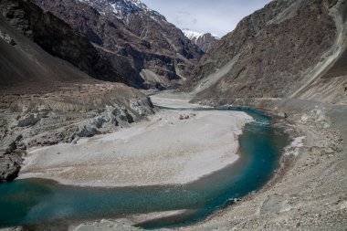 Hindistan 'ın kuzeyindeki Shyok Nehri' nin Turkuaz suları Tibet sınırına yakın.