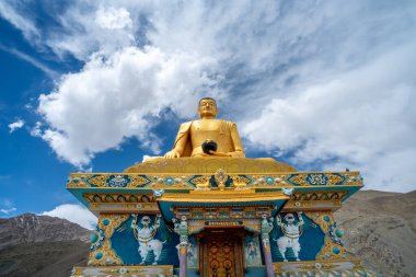 Kuzey Hindistan 'daki Leh yakınlarındaki Stok Budist Manastırı' nda renkli altın Buda heykeli.
