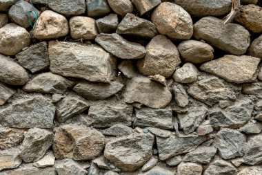 Hindistan 'ın kuzeyinde, Pakistan ve Tibet sınırlarına yakın Türk köyündeki taş duvar.