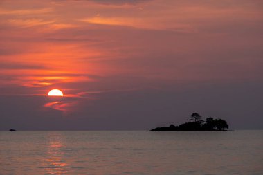 Doğu Tayland 'daki Koh Chang adasında turuncu gün batımı.
