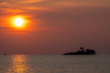 Doğu Tayland 'daki Koh Chang adasında turuncu gün batımı.