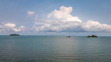 Tayland 'ın doğusundaki küçük adalar üzerindeki bulutların hızlandırılmış drone görüntüsü