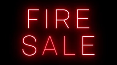 Parıldayan kırmızı retro tarzı neon ışığı siyah arkaplandaki yangın satışına karşı parlıyor