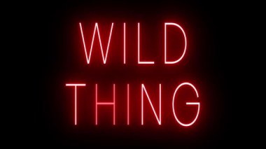 Parıldayan kırmızı retro tarzı neon ışığı siyah arka planda parlıyor.