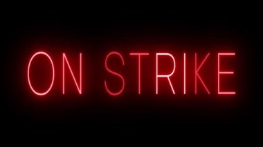 STRIKE üzerinde siyah bir arkaplan üzerinde parlayan yanıp sönen kırmızı retro tarzı neon tabela