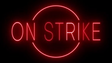 STRIKE üzerinde siyah bir arkaplan üzerinde parlayan yanıp sönen kırmızı retro tarzı neon tabela