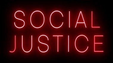 Siyah arka plan SOSYAL JUSTICE üzerinde parlayan yanıp sönen kırmızı retro tarzı neon tabela