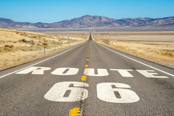 Ufuk çizgisine kadar uzanan uzun çöl karayolu asfalta boyanmış ROUTE 66