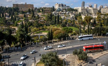 Kudüs 'ün ufuk çizgisi ve Eski Şehir yakınlarındaki Jaffa Kapısı' ndaki trafik
