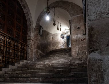 Eski Kudüs 'teki Kutsal Mezar Kilisesi' nin bodrumuna giden karanlık merdiven.