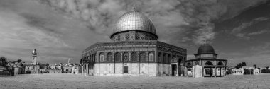Kaya Kubbesi 'nin, El Aksa Camii' nin ve Kudüs Tapınağı Tepesi 'nin daha küçük Kubbesi' nin siyah beyaz manzarası.