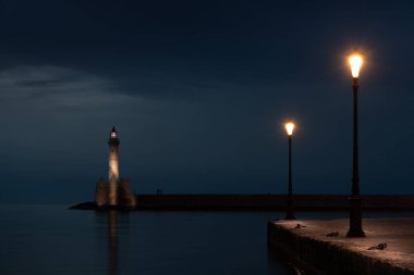 Yunanistan 'ın Girit adasındaki Chania' da mavi saatte tarihi taş deniz feneri