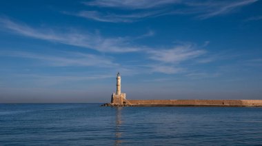 Tarihi taş deniz feneri, Yunanistan 'ın Girit adasındaki Chania kentindeki limanın girişini gösteriyor.