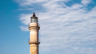 Yunanistan 'ın Girit adasındaki Chania limanına girişi simgeleyen tarihi deniz feneri ve bulutların zaman atlaması