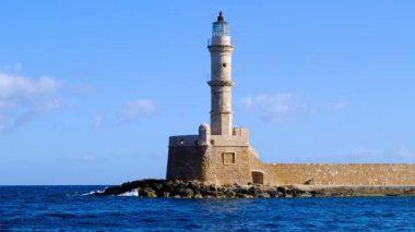 Chania limanının girişinde tarihi deniz feneriyle dalgalar kopuyor.