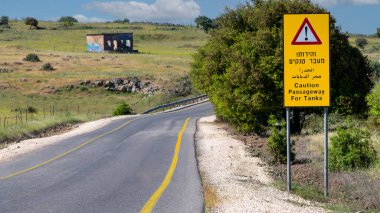 Tanklar için yol gösteren bir uyarı işareti ile Golan Tepeleri 'nden geçen yolu daraltın.