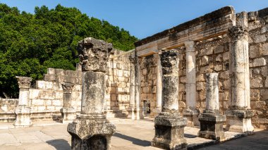 Capernaum 'daki antik sinagogun kalıntıları Celile Denizi' nin kuzey kıyısında.