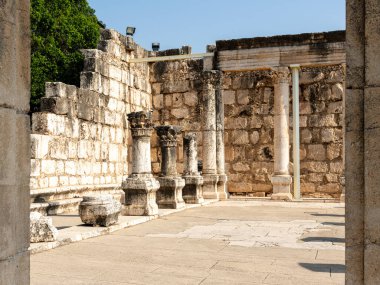 Capernaum 'daki antik sinagogun kalıntıları Celile Denizi' nin kuzey kıyısında.
