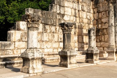 Capernaum 'daki antik sinagogun kalıntıları Celile Denizi' nin kuzey kıyısında.