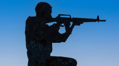 Suriye 'ye tepeden bakan Bental Dağı' nın tepesinde ve Golan Tepeleri 'ndeki İsrail sınırında siluet giymiş bir askerin metal kesimi.