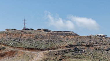 İsrail askeri karakolu Golan Tepeleri 'ndeki Hermon Dağı tepesinde Lübnan ve Suriye ile sınır bölgelerine bakıyor.