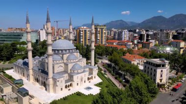 Arnavutluk 'un Tiran kentindeki Namazgah Camii' nin Hava Drone Manzarası