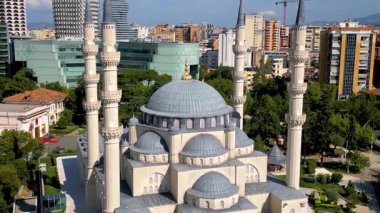 Arnavutluk 'un Tiran kentindeki Namazgah Camii' nin Hava Drone Manzarası