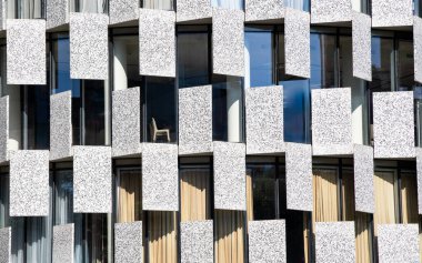 Tiran şehir merkezindeki modern Maritim Binası 'nın penceresinde tek bir sandalye