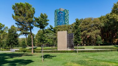 Tiran şehir merkezinde büyük bir halk parkı. Arkasında Sonsuz Yeşil Kule var.