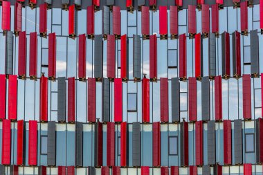 Tiran şehir merkezindeki Air Albania Arena 'nın dışında renkli mimari ayrıntılar