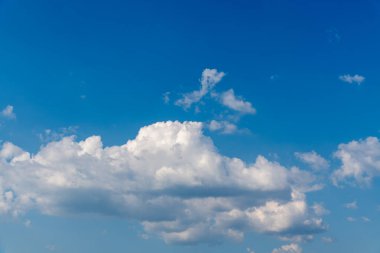 Tüylü kümülüs bulutları ve koyu mavi gökyüzünü gösteren yüksek çözünürlüklü bir gökyüzü fotoğrafı; Arnavutluk 'un Tiran kentinde çekilmiş bir fotoğraf