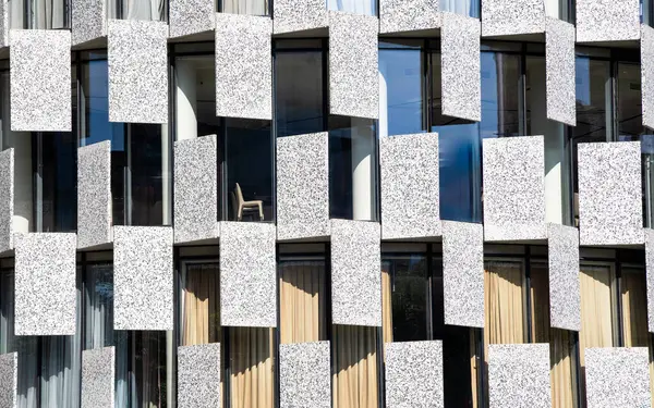 Tiran şehir merkezindeki modern Maritim Binası 'nın penceresinde tek bir sandalye