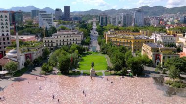 Arnavutluk 'un Tiran şehir merkezindeki Skanderbeg Meydanı' nın insansız hava aracı görüntüsü