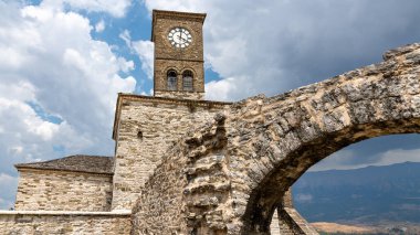 Arnavutluk 'un güneyindeki Cirokaster Kalesi' nde tarihi saat kulesiyle taş kemer