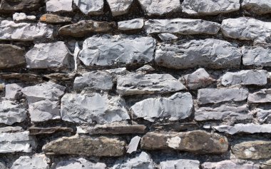 Arnavutluk 'un güneyindeki Cirokaster Kalesi' nde doğal taşlar duvar örüyor