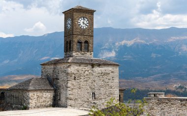 Arnavutluk 'un güneyindeki Cirokaster Kalesi' ndeki tarihi taş saat kulesi