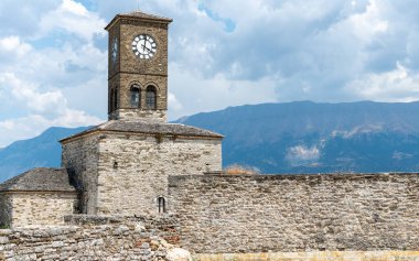 Arnavutluk 'un güneyindeki Cirokaster Kalesi' ndeki tarihi taş saat kulesi