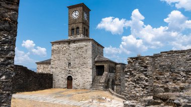 Arnavutluk 'un güneyindeki Cirokaster Kalesi' ndeki tarihi taş saat kulesi