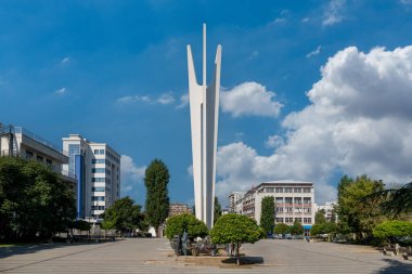 Priştine şehir merkezinde derin mavi gökyüzüne sahip Modern Dayanışma Anıtı, Kosova