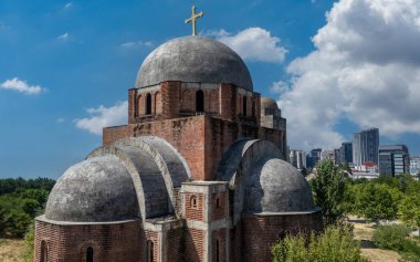 Tarihi eser, Priştine şehir merkezindeki Sırp Ortodoks katedralini terk etti
