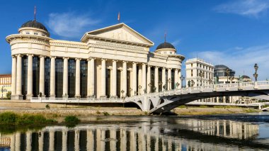 Kuzey Makedonya 'nın başkenti Üsküp' teki tarihi Arkeoloji Müzesinin Vardar Nehri 'ndeki yansımaları