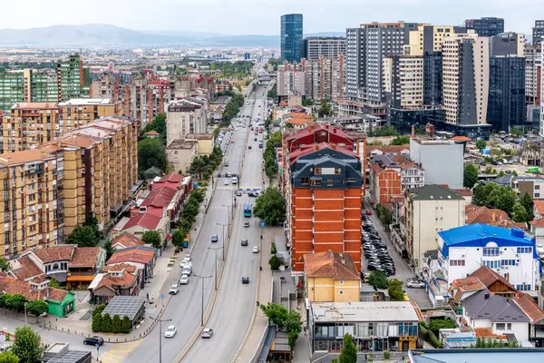 Priştine şehir merkezindeki Bill Clinton Bulvarında trafik