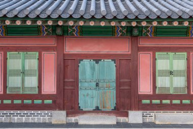 Seul 'deki Gyeongbokgung Sarayı' nın kapı ve pencerelerinde yıpranmış boya.