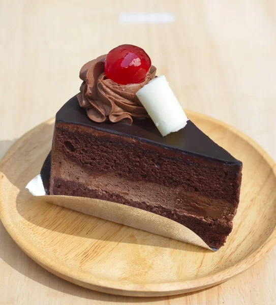 Schokoladenkuchen Mit Leckeren Roten Erdbeerkugeln Auf Einem Holzteller — Stockfoto