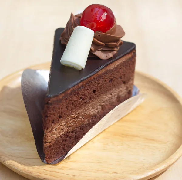 Шоколадный Торт Вкусными Красными Клубничными Шариками Деревянной Тарелке — стоковое фото
