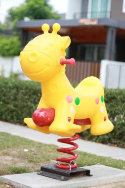 Çocuklar için uygun renkli oyuncaklarla dolu bir oyun bahçesinde..