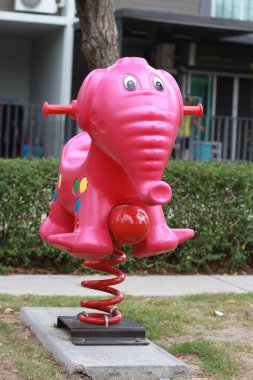 Çocuklar için uygun renkli oyuncaklarla dolu bir oyun bahçesinde..