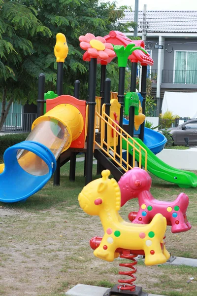 Çocuklar Için Uygun Renkli Oyuncaklarla Dolu Bir Oyun Bahçesinde — Stok fotoğraf