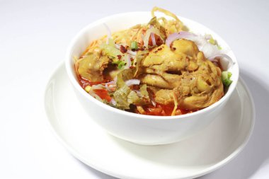 Khao Soi Tavuk Pirzolası önemli besin faydaları olan bir yemektir. Tayland yemeği..